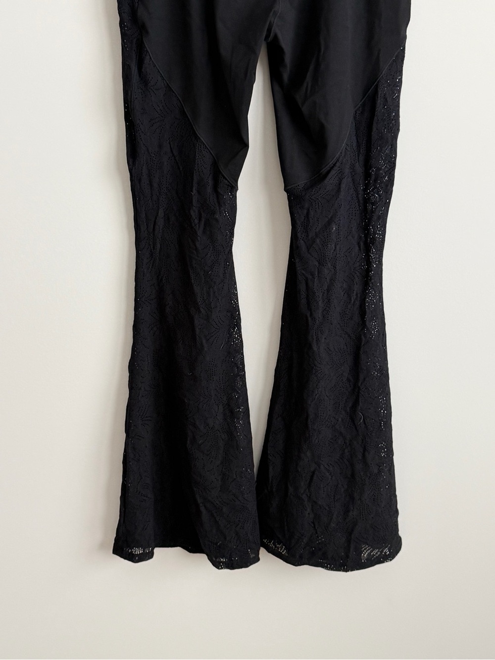 Halara SoftlyZero High Waisted Crossover Lace Flare Yoga Pants NWT Large - Picture 9 of 10
